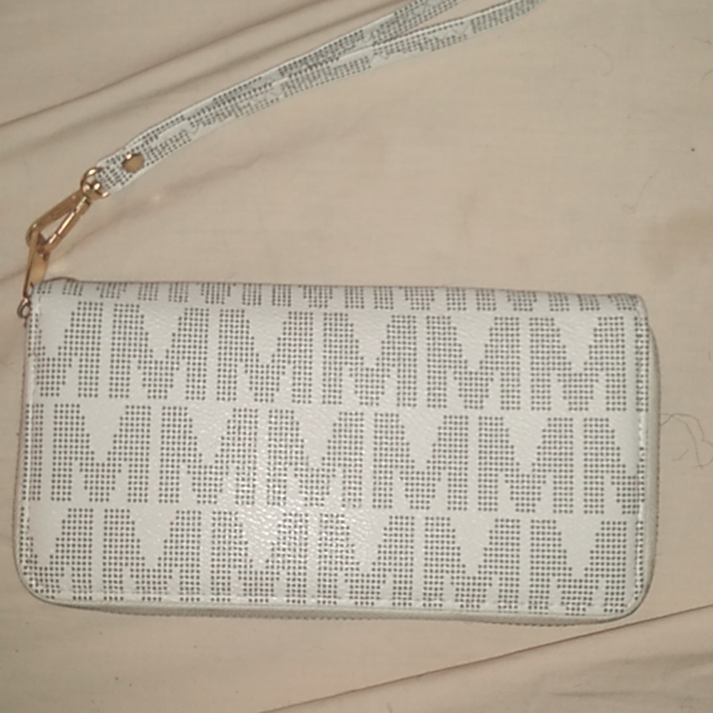 Wristlet clutch
